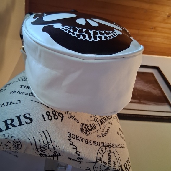 Skull Print Crossbody Bag - Picture 5 of 8